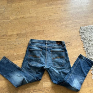 Nudie Jeans - Säljer nu mina knappt använda nudie jeans som är i toppen skick!! Dessa jeans är supersnygga och bekväma Strl 32/. Hör av er vid funderingar🤝passar dudes 180-185 cm typ