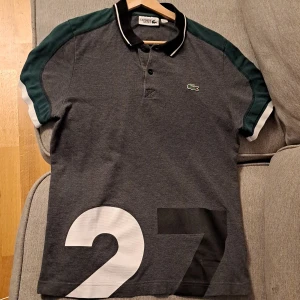 Lacoste piké tröja - Endast använd en gång då den var för tight. Därav är den i väldigt bra skick. Herrstorlek S, passar samma. 
