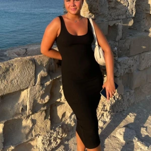 Ribbad klänning - Svart ribbad klänning från H&M i strl XS 🖤 Använd några enstaka gånger!