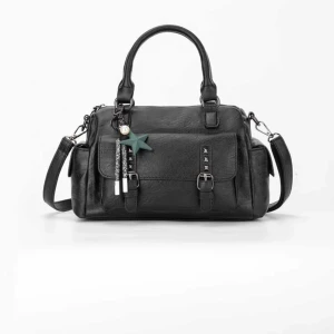 Svart handväska med axelrem och dekor - Snygg svart handväska med både handtag och avtagbar axelrem. Väskan har dekorativa detaljer som nitar och en hängande stjärnberlock. Flera fack med dragkedja och spännen framtill. 