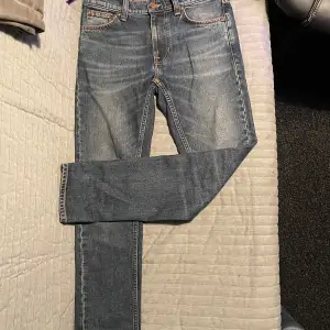 Ett par stilrena Nudie Jeans i modellen Lean Dean perfekt för att fräscha upp outiften för dagen 👠 Nu har dom bara legat i min garderob och jag söker en ny person som kan änvända dessa med kärlek 🧡 🔥🔥