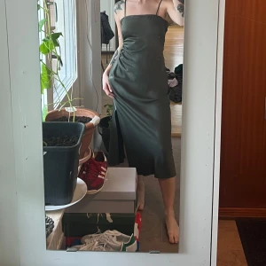 Mörkgrön sidenklänning - Grön sidenklänning