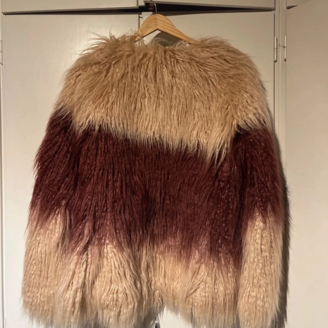 Beige och vinröd fuskpälsjacka från Odd Molly - 1