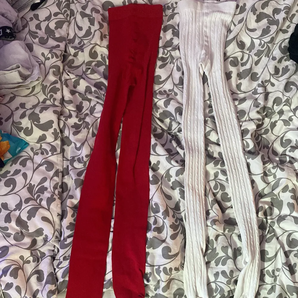 Två par strumpbyxor i storlek 146/152. Ett par är helröda från H&M och det andra paret är vita och ribbstickade från Lindex. Perfekta för att liva upp outfiten med färg eller hålla stilen enkel och klassisk.. Muu.