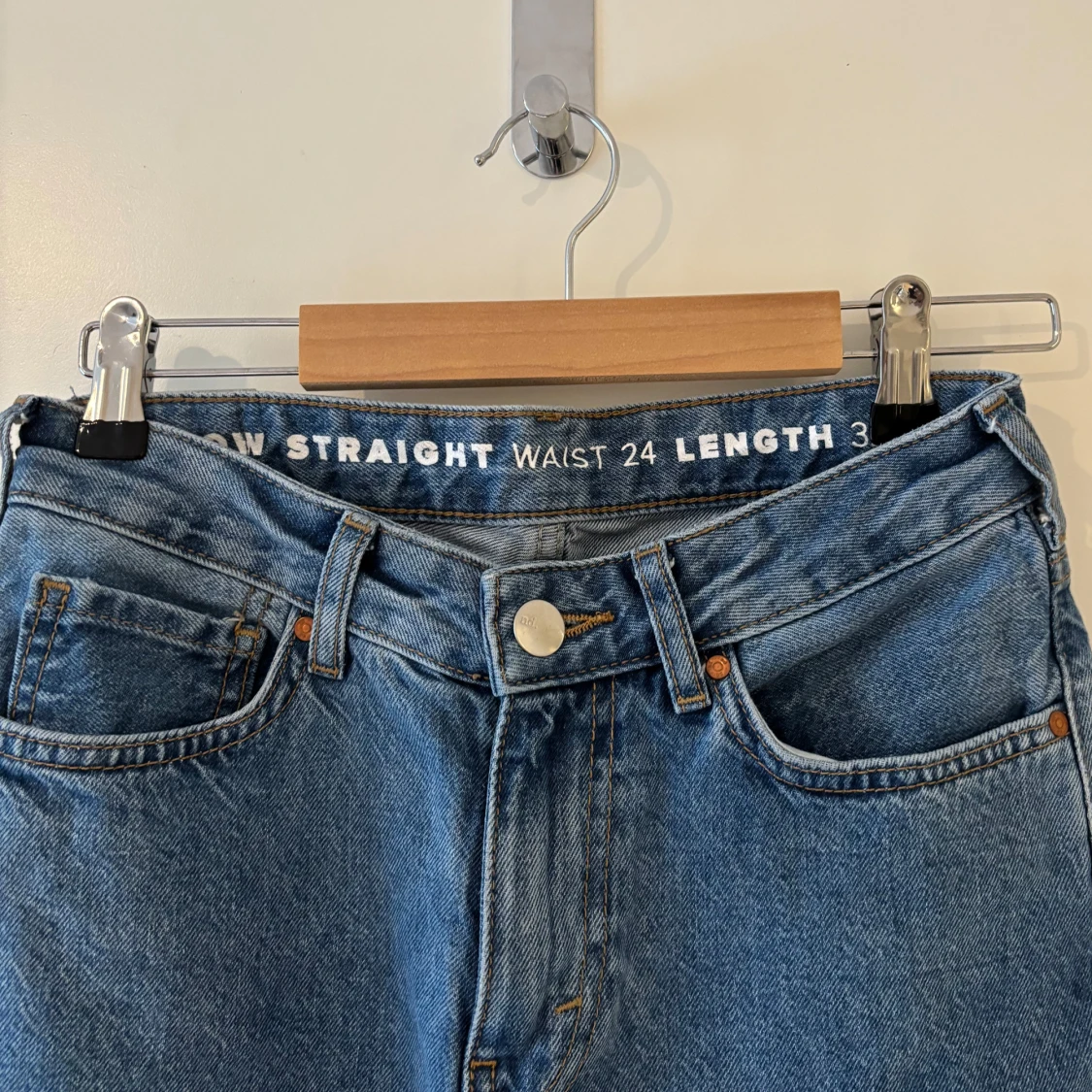 Low straight jeans från bikbok - 2