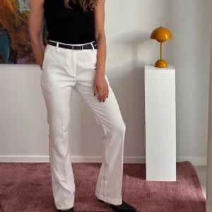Vita kostymbyxor från Bik Bok - Säljer ett par jättesnygga vita kostymbyxor från Bikbok som jag köpte för ett tag sen men som tyvärr är för små för mig! De passar perfekt till en ball topp nu under våren och i sommar! ☀️De är i modellen Vilma och i storlek 34 💕