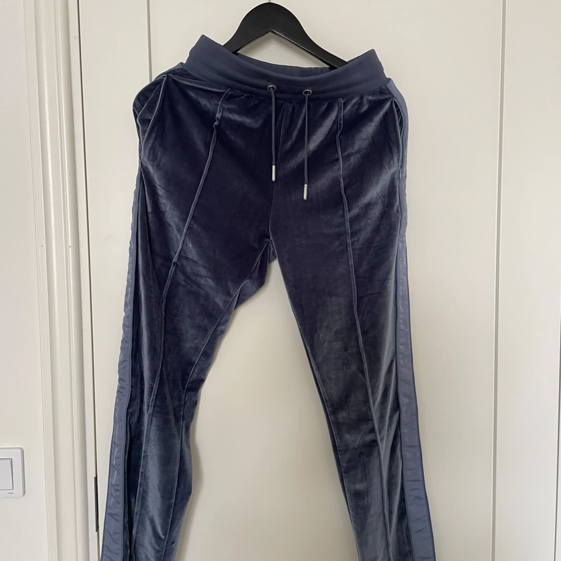 Mörkblått velourset med dragkedja - 2