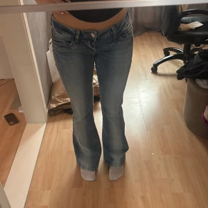 Blå bootcut jeans från Gina Tricot - Gina tricots Scandi Low waist bootcut jeans. Storlek M och jag är själv en 36 och dom var för stora för mig. På tredje bilden ser man att dom är väldigt stretchiga. Passar som en 38+. Snygga men för stora för mig☀️är 1,65m lång. 