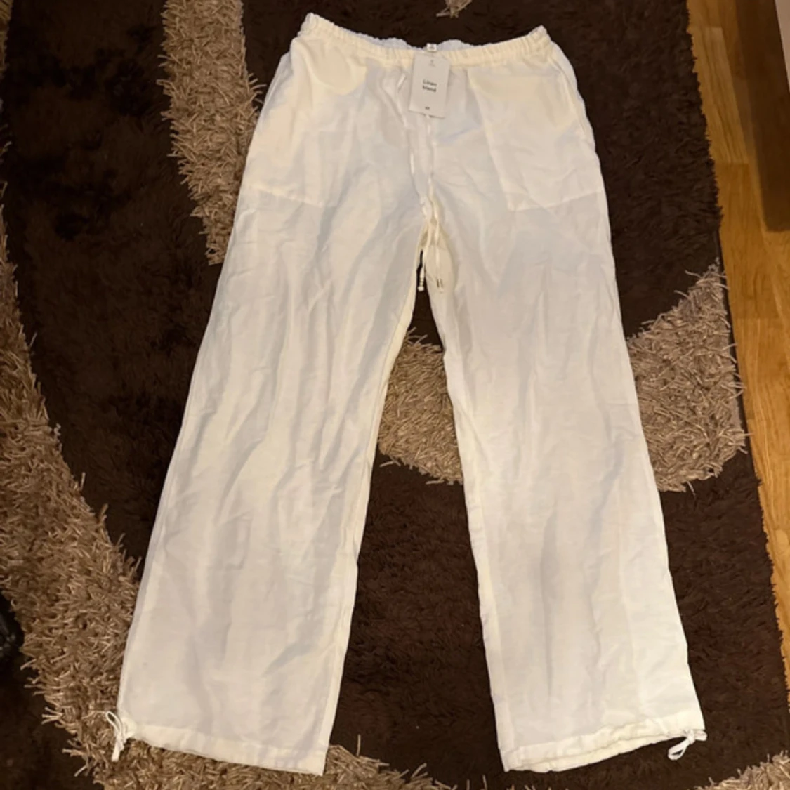 Vita linnebyxor med dragsko