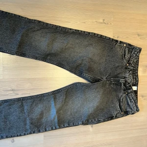 Svart/ gråa raka jeans - Säljer ett par svarta jeans med rak passform jeansen har normal midja. Använda fåtal gånger. Från h&m i storlek 40 men sitter som 38