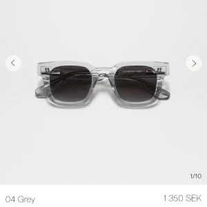 Chimi 04 - Köpte av en annan tjej, solglasögonen helt oskadda och nya, men tillbehören som påsen till glasögonen ser lite smutsig ut men har tagit bort av den. Tycker inte att solglasögonen passade min form på ansiktet 