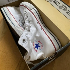 Vita converse skor  - Säljer ett par ”Vita Chuck Taylor All Star sneakers” från converse (ÄKTA), använd 1 gång och kommer med boxen! Passar mig som brukar ha 38 och 38.5
