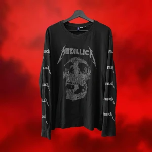 Tröja 💀 - Fräsig svart Metallica-tröja med tryck! 💀😌Storlek XL 📏Tyvärr aldrig fått användning för den så i superbra skick! ✨Köp nu 💌