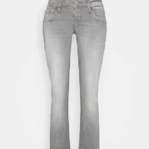 Grå bootcut jeans - Säljer nu mina lågmidjade ltb jeans. De är använda några gånger men tvättas innan de postas, bilderna är lånade. De kommer ej till användning det är därför jag säljer de. De är slutsålda på hemsidan.