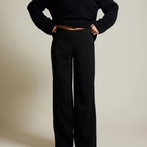 Svarta vida kostymbyxor - Snygga svarta kostymbyxor med hög midja och raka, vida ben. Perfekta för en stilren och trendig look. Byxorna har en minimalistisk design utan synliga detaljer och passar till många olika outfits.