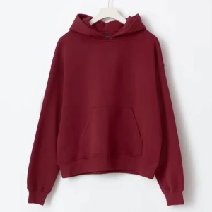 Vinröd hoodie med huva - Enkel och stilren vinröd hoodie med huva och magficka. Den är ifrån gina och jätte bra skick för den är knappt använd. 