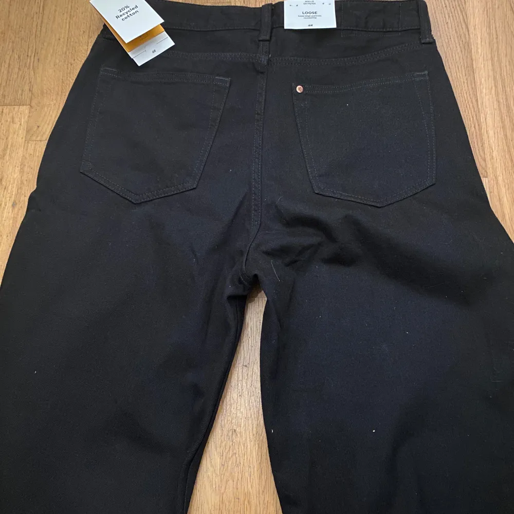 Säljer ett par svarta byxor från H&M i loose fit-modell. Byxorna har rundade ben och normal midja, perfekta för en avslappnad stil. Passar dig som gillar bekväma och stilrena byxor.dm för frågor inte använda . Farkut & Housut.