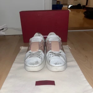Valentino Rockstud Untitled🩷 - Säljer ett par äkta Valentino Garavani Rockstud Untitled skor i färgen Blanc/Rose från Pre-Collection SS18. De är väldigt använda, men har fortfarande mycket att ge! Se bilder för mer detaljer.🩷OBS! Det mörka framme vid tårna är inte smuts utan lädret har fått skador, så det går ej bort vid tvätt av skon.