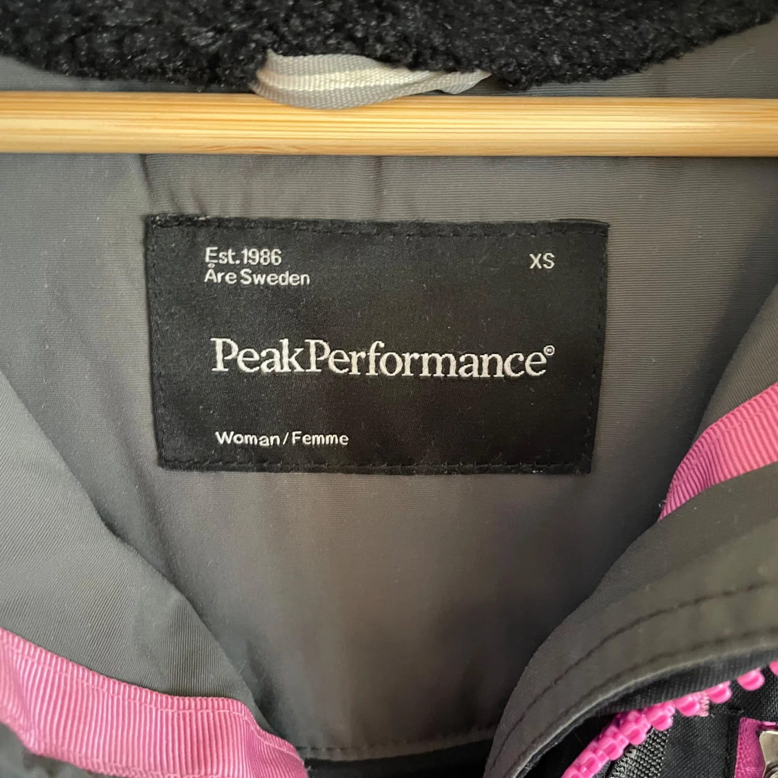 Svart vinterjacka med fuskpäls från Peak Performance - 2