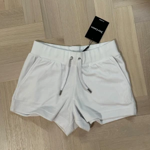 Vita shorts från Juicy Couture - Snygga vita shorts från Juicy Couture🤍 Nya med lappen kvar!! Köpta för 800kr