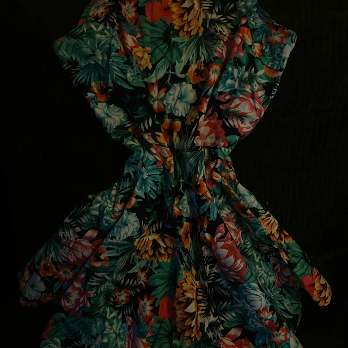 Färgglad blommig klänning