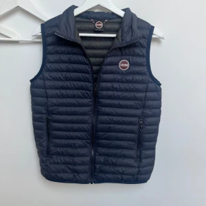 Colmar väst - Riktigt fet Colmar väst andvänd 2 gånger Den är i princip ny skick och inga defekter! Storleken är 166 cm/14y Hör av er över funderingar! Nypris: ungefär 2500 mitt pris: 999