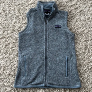 Patagonia fleece väst - Grå patagonia fleeceväst i storlek S men passar XS. Mycket fint skick utan några tecken på användning. Skriv vid frågor