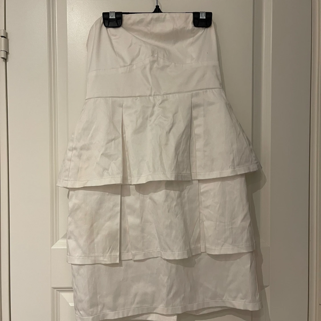 Vit axelbandslös klänning med volanger