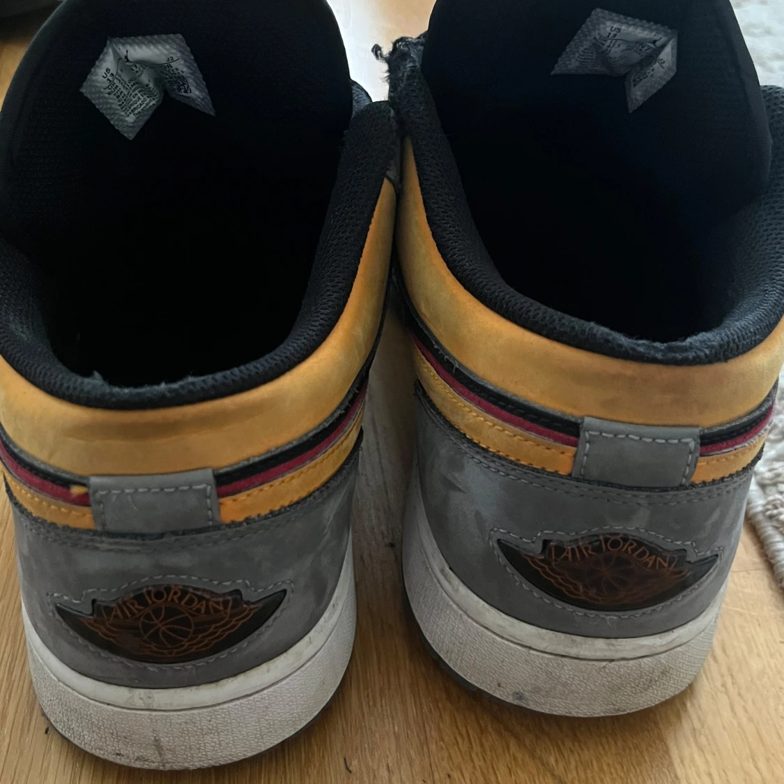 Nike Air Jordans Low med grå och svarta paneler