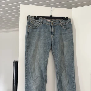 Ljusblå Low waist jeans  - Klassiska ljusblå Low waist jeans med lite utsvängda ben. Perfekta för en avslappnad stil. Skulle säga att de är 36-38
