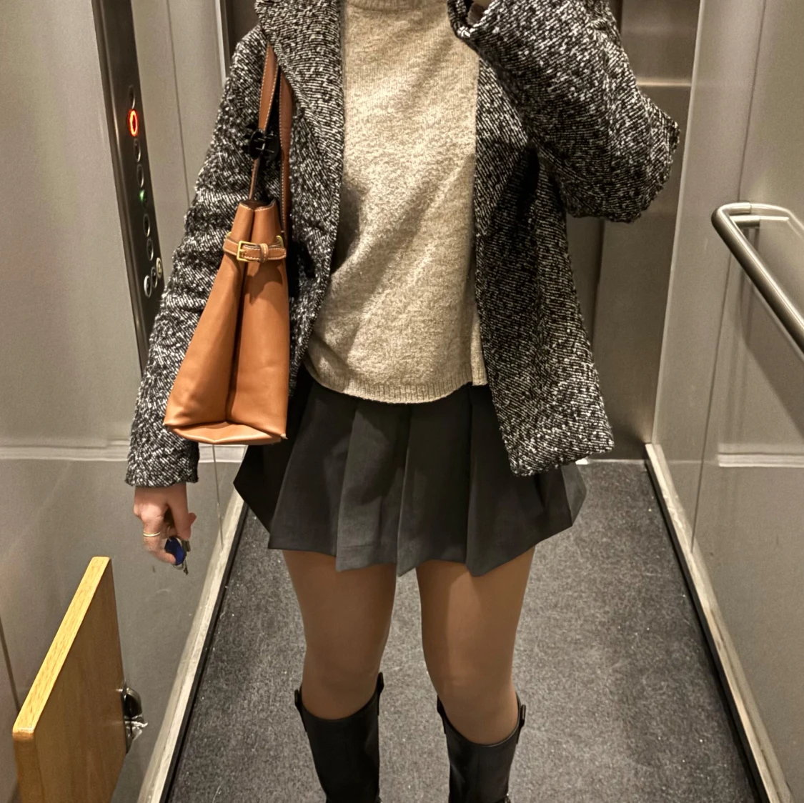 Mörkgrå plisserad kjol med bälte - 2