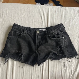 Jeans shorts  - Super fina svarta jeans shorts från zara. Storlek 34