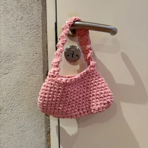 Rosa stickad handväska - Supergullig rosa handväska som jag virkat själv!🩷