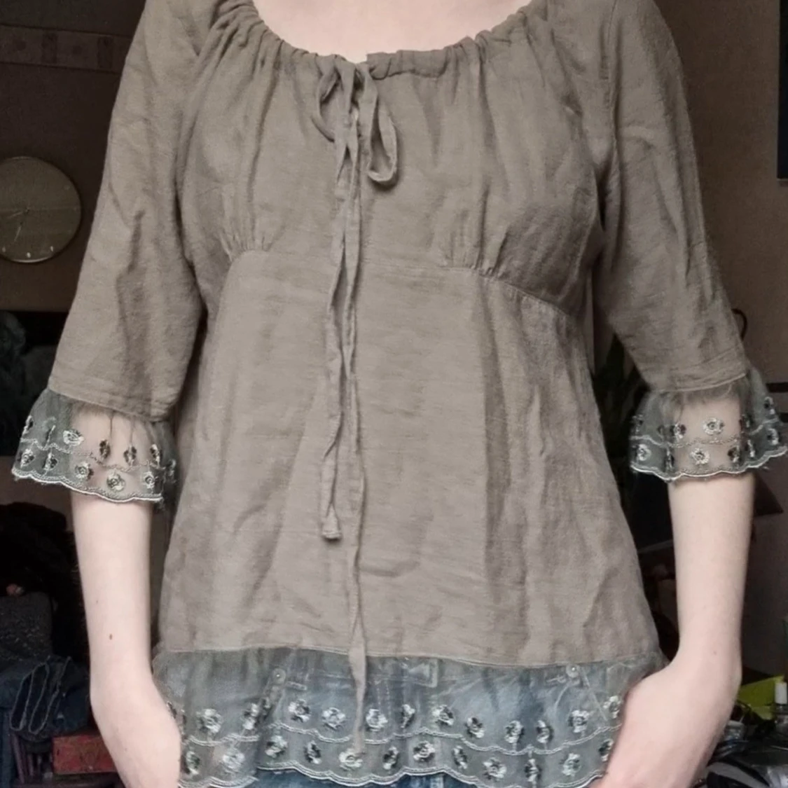 Beige blus med broderade detaljer 