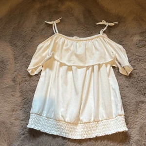 Vit blus-linne från HM - Säljer en vit blus-linne som är perfekt till sommarn. 