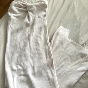 Ljusbeige ribbad klänning  - Säljer en fin ljusbeige ribbad klänning med knyt i bröst och öppen slits bakom benen. 
