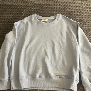 Ljusblå sweatshirt från Grunt - Säljer en ljusblå sweatshirt från Grunt i ekologisk bomull. Tröjan har rund halsringning, långa ärmar och ribbade muddar vid ärmslut och nederkant. Enkel och stilren design, perfekt för en avslappnad look. Aldrig använd och inga fläckar eller hål!!!❣️