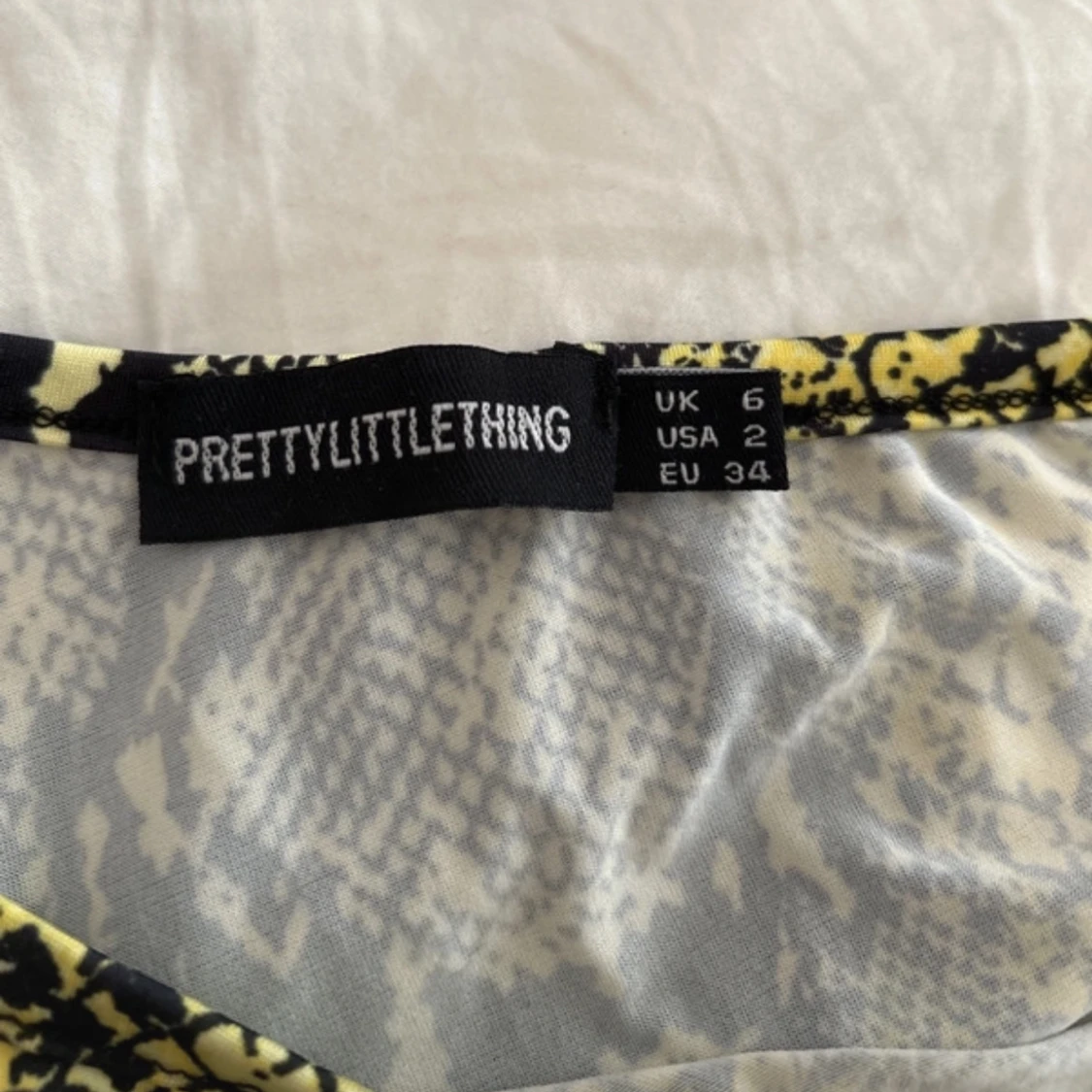 Ormmönstrad oneshoulder body från PrettyLittleThing - 1