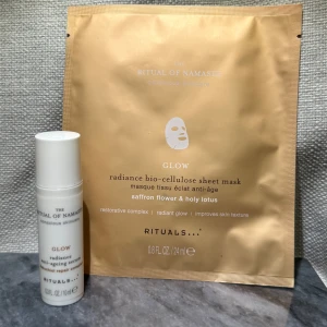 Nya! Rituals The Ritual of Namaste Glow Sheet Mask & Serum - Helt nya! Säljer ett set från Rituals The Ritual of Namaste Glow-serien med en radiance bio-cellulose sheet mask (24 ml) och ett radiance anti-ageing serum (10 ml). Masken innehåller saffransblomma och helig lotus för lyster och förbättrad hudstruktur. Ord pris runt 250:-