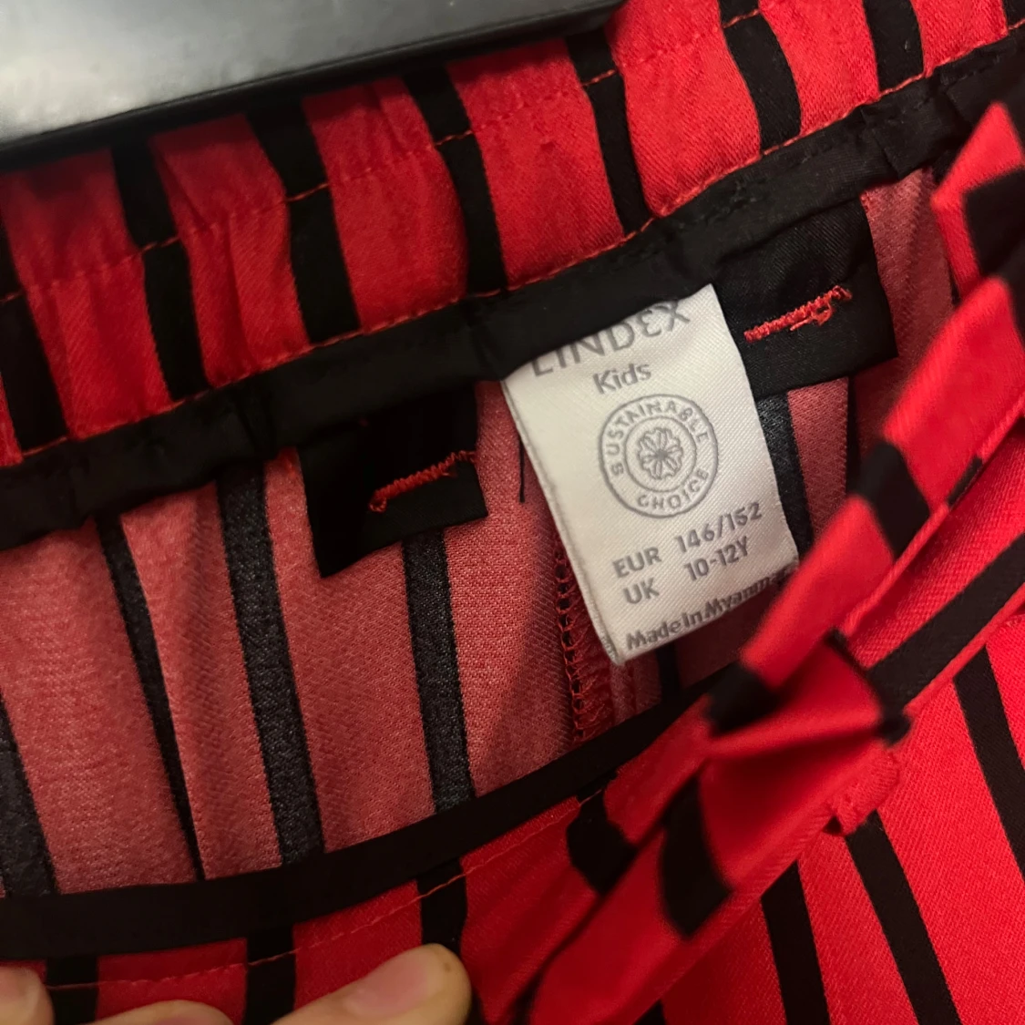 Röd- och svart-randiga byxor med knytband från Lindex - 2