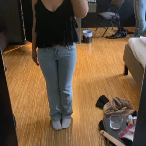 Ljusblå jeansbyxor från Gina Tricot  - Säljer ett par klassiska ljusblå jeans från Gina tricot med raka ben och normal passform. Jeansen är inte använda så många gånger dom ligger mest i garderoben!