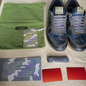 Rockrunners - Säljer nu mina rockrunners slm är otrolig feta och sköna har använt dem 2 gånger och säljer för att inte passar mig längre skorna är storlek 43 men pasar även till 42.Pris kan diskuteras🫡😁. Ny pris 6700kr mitt pris 1699kr♡