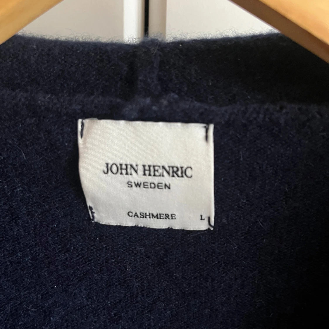 Mörkblå hoodie i kashmir från John Henric - 3