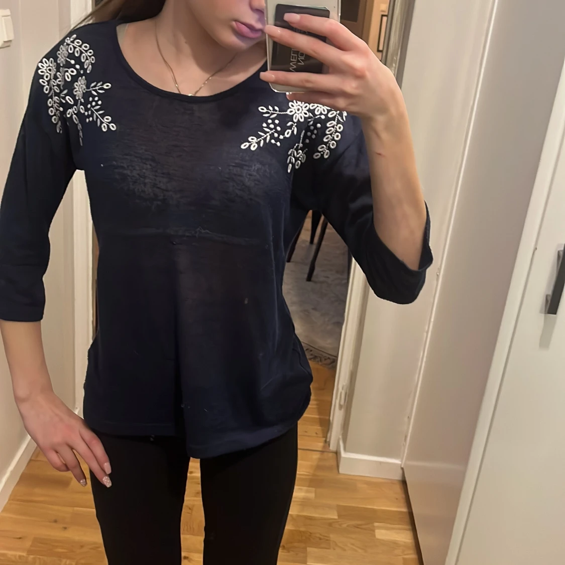 Mörkblå topp med vita broderier