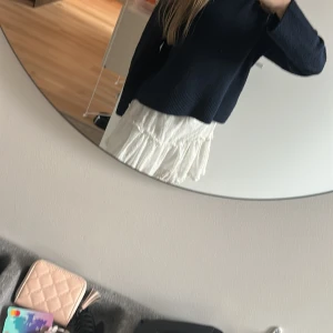 Vit volangkjol - Säljer en vit volangkjol. Perfekt till sommaren, den har under tyg så att den inte är genomskinlig ❤️ 