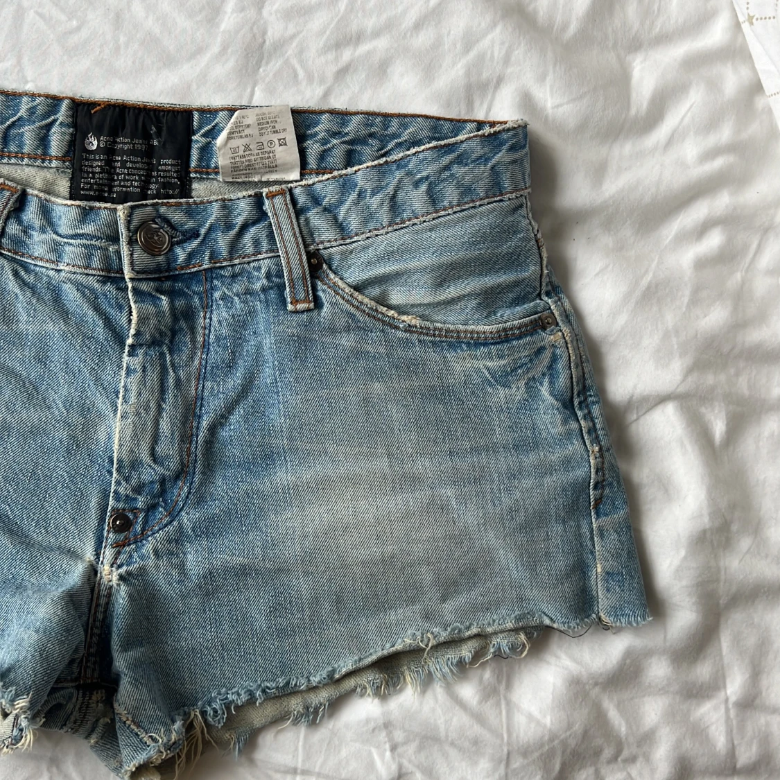 Ljusblå jeansshorts från Acne - 2