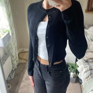 Svart kofta från lager 157 - Säljer en svart, klassisk kofta från 157 i storlek XS. Koftan har rund halsringning, långa ärmar och knäppning framtill med svarta knappar. Perfekt att slänga över en topp eller klänning, använd två gånger men är för liten för mig, pris kan diskuteras💕💕💕💕