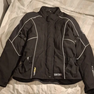 Dam mc jacka strl 42 - Använd några gånger  men är i jättebra skick har skydd i ryggen och axlarna och armbågarna
