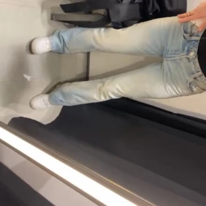Ljusblå bootcut jeans - Säljer ett par ljusblå jeans med bootcut-modell. Jeansen har klassisk femficksdesign och är tillverkade i denim. Perfekta för dig som gillar en avslappnad men ändå trendig look.