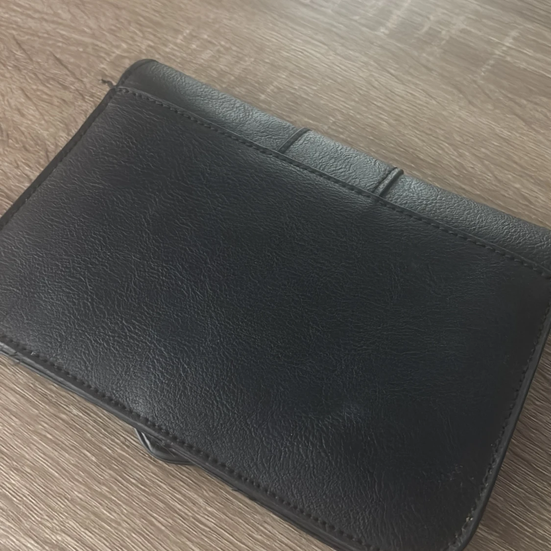 Svart kuvertväska med ormmönster - 1